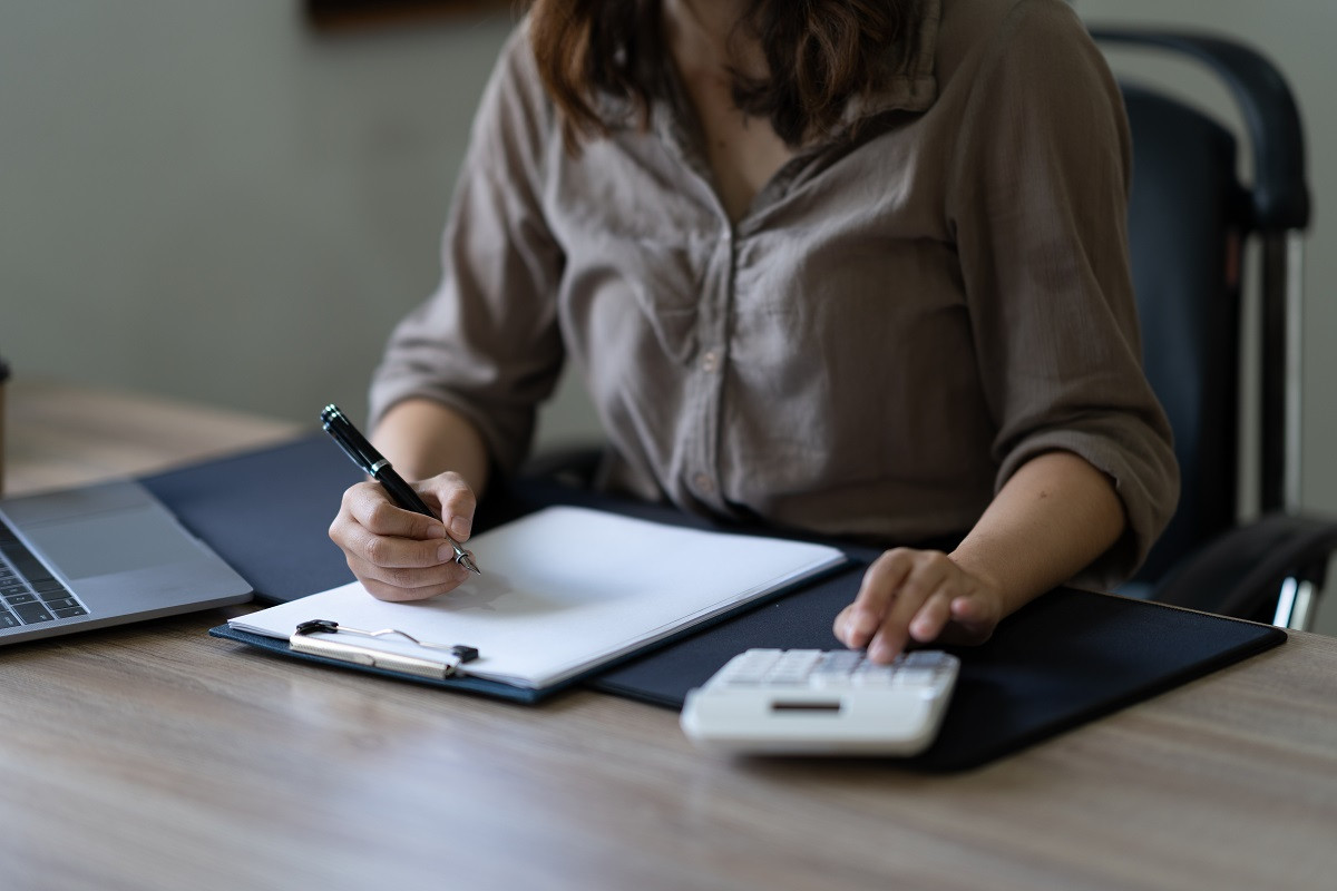 comptable gerant les paiements de son entreprise